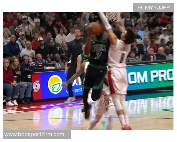 杰伦布朗对裁判漏判乔治铲翻表示愤怒认为这种情况不可接受